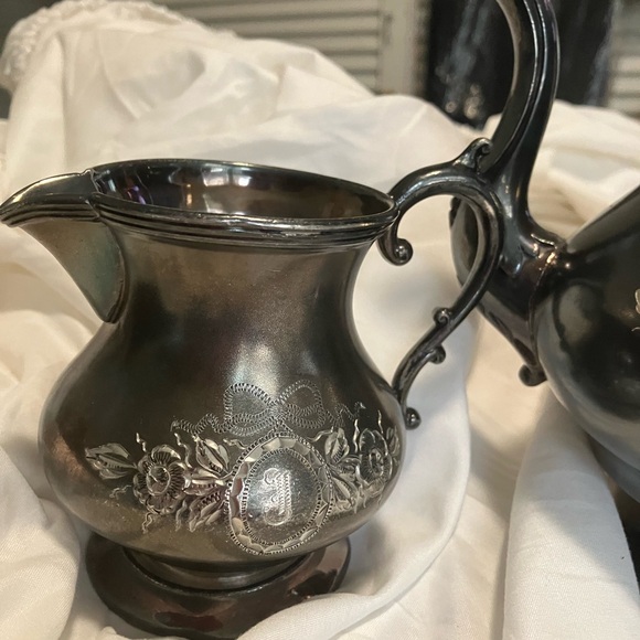 Vintage Benedict Quadruple Silver Plated Teapot, Creamer, and Sugar Bowl - Picture 4 of 12